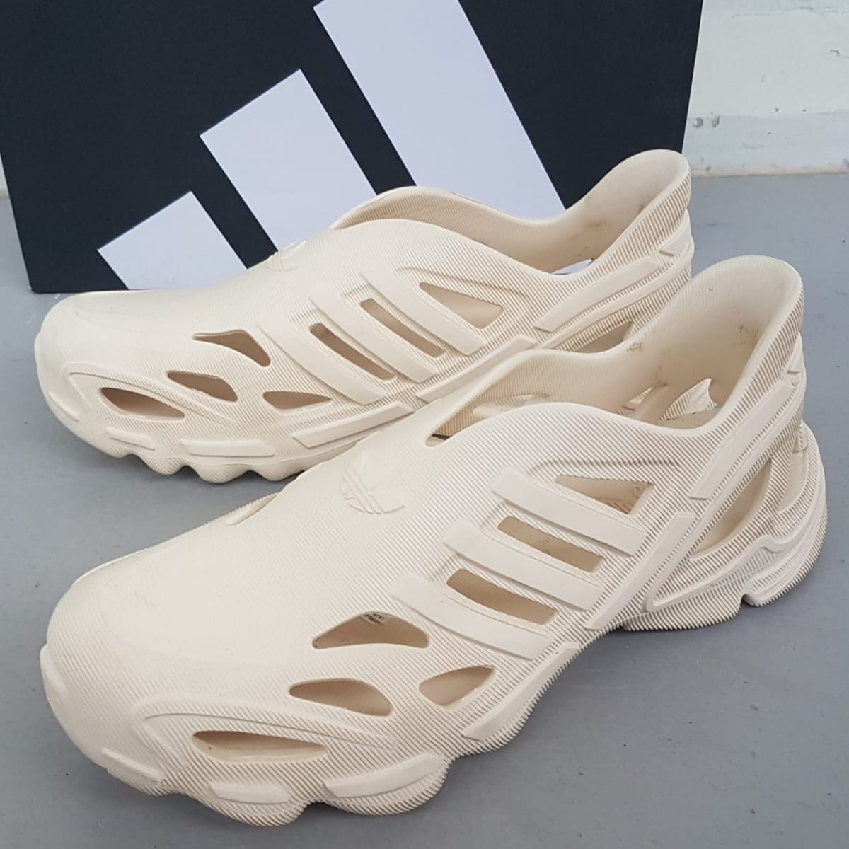 Adidas Adilette CLOG, Adidas Supernova Sneakers, Cool Slip-On, UK 9, EU 43, Beige Shoes, Sliders, Sleek Designer Shoes, Eye-Catching, Cosmopolitan, Sophistication, Urban Style, Timeless Appeal, Pop Culture, Summer Holiday, Streetwise, Luxury Lifestyle - Photo 5