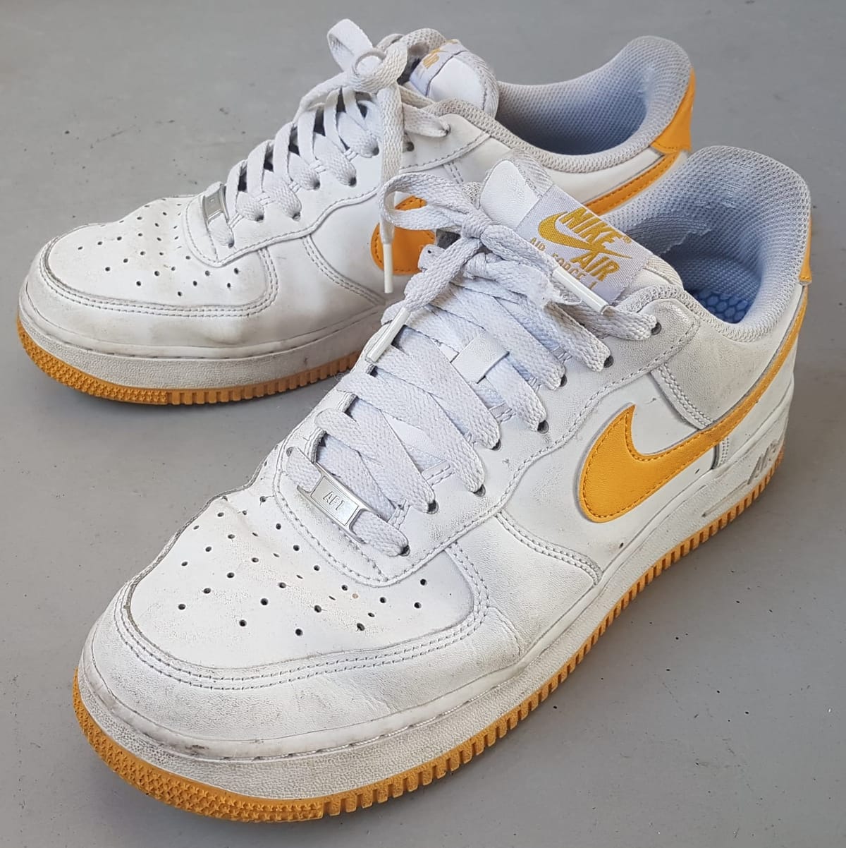 Nike Retro 2007 NIKE Air Force 1 Sneakers, Universal Gold Model, Cosmopolitan, Cool White Leather Shoes, US 9.5, UK 8.5, EU 43, CM 27.5, Sleek AF1 Design, Sophistication, Timeless Appeal, Geek, Pop Culture, Hip Hop, Rock Star, Urban Style, Cult Street Fashion - Photo 5