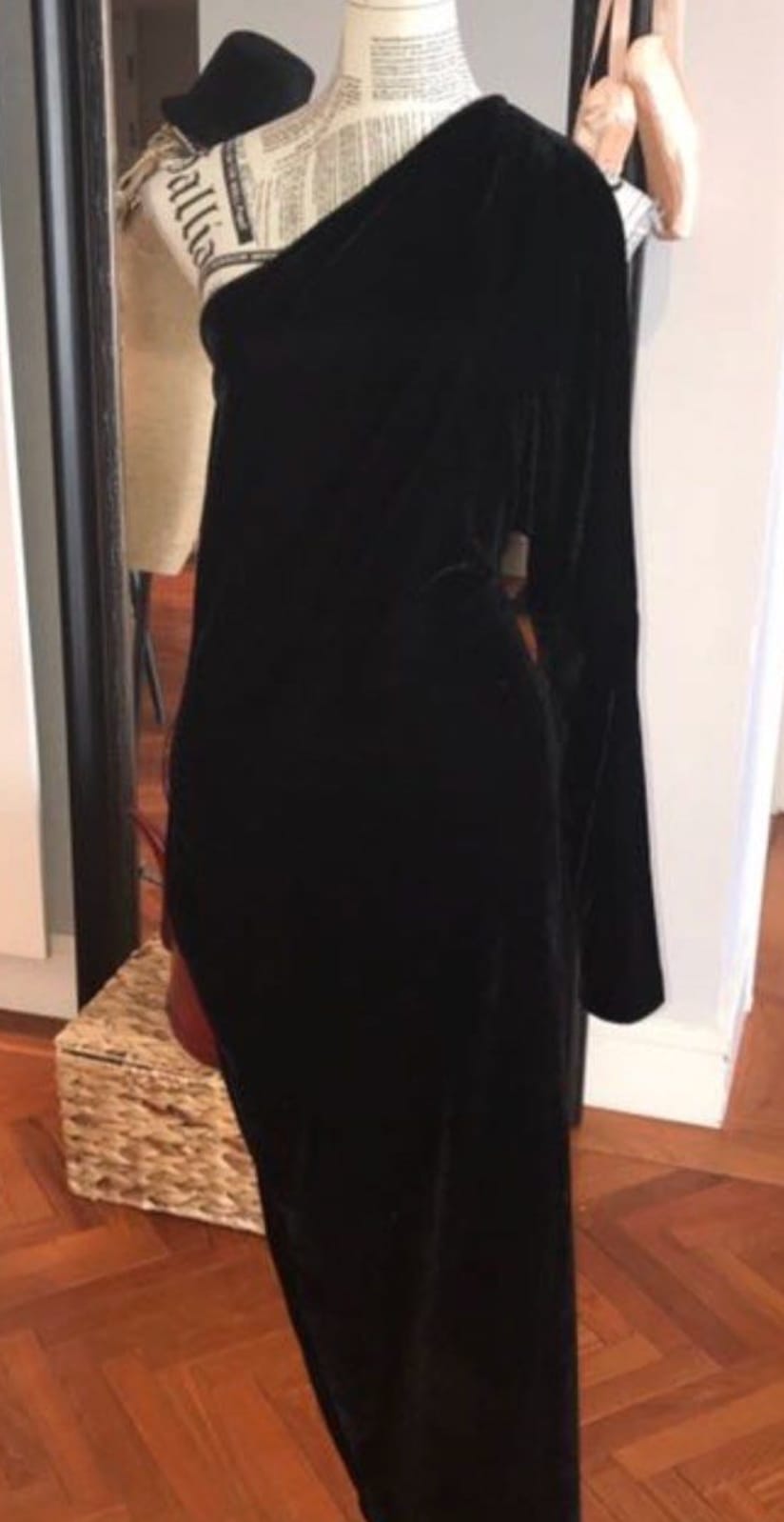 Elegant Black Velvet One-Shoulder Dress