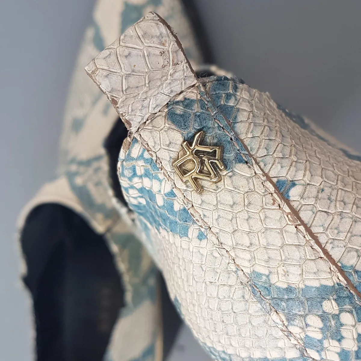 DKNY Original DKNY Snake Skin Print Shoes, US 9, UK 6.5, EU 40, Donna Karan New York, Classic Ankle Boots, Cosmopolitan, Pointed Toe, Luxury Living, Timeless Appeal, Urban Style, Pop Culture, Hip Hop, Rock Star, Sophistication, Streetwise, Roadster, Cult Street Fashion - Photo 4